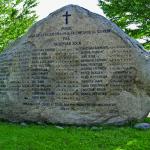 Ved alle sognekirker i Sønderjylland findes i dag en mindesten eller en mindetavle over sognets faldne i Første Verdenskrig, hvor 6.000 sønderjyder faldt i tysk krigstjeneste. Når soldaten var faldet, modtog de pårørende et mindeblad (se side 3). Nederst blev fremhævet, at soldaten var faldet for fædrelandet. Det kunne dansksindede familier have svært ved at nikke ja til, skriver Lars N. Henningsen i sin bog ‘Kampen om de faldnes minde’. 