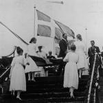Et af højdepunkterne ved genforeningsfesten på Dybbøl Banke i 1920 var overrækkelsen af et flag til kongen. Fire unge piger frembar et gammelt Dannebrog, som den 85-årige veteran Hans Thomsen fra Sundsmark overrakte kong Christian 10. Et af højdepunkterne ved genforeningsfesten på Dybbøl Banke i 1920 var overrækkelsen af et flag til kongen. Fire unge piger frembar et gammelt Dannebrog, som den 85-årige veteran Hans Thomsen fra Sundsmark overrakte kong Christian 10.