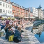 “Vi mennesker er sociale væsner, og det er et helt basalt behov for os at kunne mødes”, siger adfærdspsykolog Anders Colding-Jørgensen. Foto fra Aarhus midtby. “Vi mennesker er sociale væsner, og det er et helt basalt behov for os at kunne mødes”, siger adfærdspsykolog Anders Colding-Jørgensen. Foto fra Aarhus midtby.
