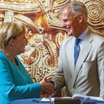 Friis Arne Petersen, der gennem de seneste fem år har været tæt på tysk politik som dansk ambassadør i Berlin, en stilling han forlader 1. september, hilser her på Angela Merkel i 2019 på Stralsund Museum i Mecklenburg-Vorpommern på en udstilling om vikingeguld tilskrevet Harald Blåtand. Friis Arne Petersen, der gennem de seneste fem år har været tæt på tysk politik som dansk ambassadør i Berlin, en stilling han forlader 1. september, hilser her på Angela Merkel i 2019 på Stralsund Museum i Mecklenburg-Vorpommern på en udstilling om vikingeguld tilskrevet Harald Blåtand.