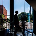 Identiteten i grænselandet er ikke pr. definition national, men giver plads til både det danske og det tyske, siger Slesvig-Holstens ministerpræsident, Daniel Günther, der er fotograferet i Statskancelliet i Kiel. Identiteten i grænselandet er ikke pr. definition national, men giver plads til både det danske og det tyske, siger Slesvig-Holstens ministerpræsident, Daniel Günther, der er fotograferet i Statskancelliet i Kiel.