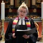 Christa Hansen er opvokset i det tyske mindretal på Skærbæk-egnen. I familien blev der talt både plattysk, sønderjysk, rigsdansk og tysk. Af og til holder hun også gudstjeneste på sønderjysk.