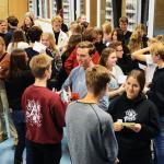 Danske elever motiveres af at møde unge på deres egen alder, for hvem tysk er en integreret del af hverdagen. Det mener man i det danske mindretal og det tyske mindretal, som er gået sammen med Grænseforeningen om projektet Elevambassadørerne, der består af gymnasieelever fra både nord og syd for grænsen, som kommer ud på danske gymnasier for at oplyse om mindretallene. På billedet ses en klasse fra Aurehøj Gymnasium i Hellerup fra et møde med Elevambassadørerne på Jaruplund Højskole i Sydslesvig i 2017.