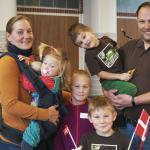 “Vi er ret eventyrlystne, og vi glæder os til vores nye liv i Danmark”, siger Lisa og Benjamin Heinsen fra Eutin mellem Kiel og Lübeck. De har købt hus i Varnæs mellem Sønderborg og Aabenraa, som de flytter ind i til sommer sammen med deres fire børn, Lotta, Bosse, Lasse og Line på henholdsvis syv, fem, tre og et år. “Vi er ret eventyrlystne, og vi glæder os til vores nye liv i Danmark”, siger Lisa og Benjamin Heinsen fra Eutin mellem Kiel og Lübeck. De har købt hus i Varnæs mellem Sønderborg og Aabenraa, som de flytter ind i til sommer sammen med deres fire børn, Lotta, Bosse, Lasse og Line på henholdsvis syv, fem, tre og et år.