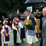 Dronning Margrethe besøgte det frisiske mindretal under sit besøg i Sydslesvig i september 2019. Her ses hun ved Risum Skole/ Risem Schölj sammen med daværende formand for Frisisk Forening, Bahne Bahnsen. “Det vakte megen glæde hos friserne, at de i denne forbindelse ikke blev glemt”, skriver Jørgen Kühl.