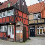 Johannsen-Rum har til huse i bygning nummer seks på den stejle Marienstraße og tilbyder rundvisninger i det gamle romhus i sommerhalvåret. Johannsen-Rum har til huse i bygning nummer seks på den stejle Marienstraße og tilbyder rundvisninger i det gamle romhus i sommerhalvåret.