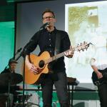 Lars Malm på guitar og Tomas Raae på bas (th.) til koncert med sange fra ‘Menneske igen’ på Sønderborg Slot. Lars Malm på guitar og Tomas Raae på bas (th.) til koncert med sange fra ‘Menneske igen’ på Sønderborg Slot.