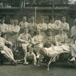 Gruppebillede af sårede soldater fra et lazaret under Første Verdenskrig 1914-1918. Fotografen hedder Joh. H. Schwiebert. Historien melder ikke noget om de to børn, der er med på billedet. Gruppebillede af sårede soldater fra et lazaret under Første Verdenskrig 1914-1918. Fotografen hedder Joh. H. Schwiebert. Historien melder ikke noget om de to børn, der er med på billedet.