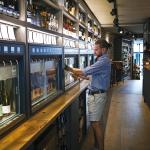 Anton Schroeder ved vinbaren