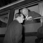 Statsminister H.C. Hansen (tv) får en snak med Vesttysklands forbundskansler Konrad Adenauer på Københavns Hovedbanegård i 1957, altså to år efter at de to regeringschefer underskrev København-Bonn Erklæringerne. Forbundskansleren er på vej til sin søns bryllup i Kalmar i Sverige og gør et kort ophold, hvor han når at veksle et par ord med den danske statsminister – ud af vinduet på sin private salonvogn. Statsminister H.C. Hansen (tv) får en snak med Vesttysklands forbundskansler Konrad Adenauer på Københavns Hovedbanegård i 1957, altså to år efter at de to regeringschefer underskrev København-Bonn Erklæringerne. Forbundskansleren er på vej til sin søns bryllup i Kalmar i Sverige og gør et kort ophold, hvor han når at veksle et par ord med den danske statsminister – ud af vinduet på sin private salonvogn.