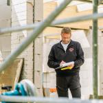 Med en baggrund i det danske mindretal har familiefirmaet Strohbehn Baugesellschäft gennem et par generationer opbygget en solid byggevirksomhed med en egen filosofi, hvor det nære – helst kun omkring Lyksborg – står i centrum. 