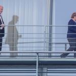Henover sommeren var krisen mellem Angela Merkels CDU og indenrigsminister Horst Seehofers CSU på sit højeste. Her ses de under et af deres talrige møder på en af Forbundskansleriets balkoner i slutningen af juni, k0rt for et kompromis på asylområdet afværgede krisen i starten af juli. Foto: Paul Zinken/AFP/Scanpix Ritzau Henover sommeren var krisen mellem Angela Merkels CDU og indenrigsminister Horst Seehofers CSU på sit højeste. Her ses de under et af deres talrige møder på en af Forbundskansleriets balkoner i slutningen af juni, k0rt for et kompromis på asylområdet afværgede krisen i starten af juli. Foto: Paul Zinken/AFP/Scanpix Ritzau