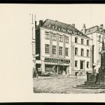 Tegningen af Flensborg Avis, der havde redaktion og trykkeri på Nørretorv frem til 1987, er lavet af en ukendt kunstner i 1960'erne. Tegningen af Flensborg Avis, der havde redaktion og trykkeri på Nørretorv frem til 1987, er lavet af en ukendt kunstner i 1960'erne.