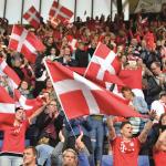 Danske fodboldfanz med dannebrogflag til en landskamp.