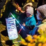 “Lanterne, lanterne, / sol og måne og stjerne. / Skinne højt mit lys, skinne højt mit lys, / skinne højt min lille lanterne”, sang 250 børn og voksne fra Skovgades børnehave den 6. november, da de gik lanterneoptog i Flensborg. Skovgades børnehave er en del af Dansk Skoleforening for Sydslesvig. “Lanterne, lanterne, / sol og måne og stjerne. / Skinne højt mit lys, skinne højt mit lys, / skinne højt min lille lanterne”, sang 250 børn og voksne fra Skovgades børnehave den 6. november, da de gik lanterneoptog i Flensborg. Skovgades børnehave er en del af Dansk Skoleforening for Sydslesvig.