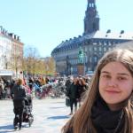 Karoline Eickhardt Christiansen er 14 år og går i folkeskole i Ribe. Hun mener, at man er en del af folket, hvis man bor i Danmark. 
