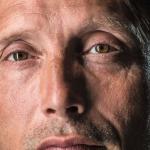 Skuespillerne i danske film er blevet kritiseret for at tale, så man vanskeligt kan forstå, hvad de siger. Overskrider Mads Mikkelsen eksempelvis grænsen for, hvad en skuespiller kan tillade sig med hensyn til distinkt udtale, spørger Jørn Lund.  Skuespillerne i danske film er blevet kritiseret for at tale, så man vanskeligt kan forstå, hvad de siger. Overskrider Mads Mikkelsen eksempelvis grænsen for, hvad en skuespiller kan tillade sig med hensyn til distinkt udtale, spørger Jørn Lund.