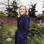 "Jeg er ikke halalhippie. Jeg er udmærket klar over, at der kan være en fare forbundet med åbne grænser", siger Marlene Wind, der er fotograferet ved ruinerne af det gamle fæstningstårn Jarmers Tårn i nærheden af Rådhuspladsen i København. Tårnet, der er den eneste tilbageværende rest af den gamle voldmur, har navn efter den vendiske fyrst Jaromar, der i 1259 brød gennem palisaderne og brændte og hærgede byen.