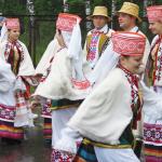 Hviderusserne er et slavisk folkeslag bosiddende i Hviderusland, men der er også nationale, hviderussiske mindretal i Rusland, Ukraine, Polen, Estland, Letland og Litauen.  Hviderusserne er et slavisk folkeslag bosiddende i Hviderusland, men der er også nationale, hviderussiske mindretal i Rusland, Ukraine, Polen, Estland, Letland og Litauen.