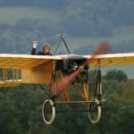 "Hvor meningsløse. sagde vi til os selv, er ikke disse Grænser, naar en hvilken som helst Flyvemaskine let som i leg kan svinge sig hen over dem", skrev Stefan Zweig begejstret i 1909, da Louis Blériot krydsede Den Engelske Kanal i et selvbygget fly. 100 år efter, i 2009, fløj den svenske pilot Mikael Carlson (foto) den samme rute i en kopi af flyet fra dengang. "Hvor meningsløse. sagde vi til os selv, er ikke disse Grænser, naar en hvilken som helst Flyvemaskine let som i leg kan svinge sig hen over dem", skrev Stefan Zweig begejstret i 1909, da Louis Blériot krydsede Den Engelske Kanal i et selvbygget fly. 100 år efter, i 2009, fløj den svenske pilot Mikael Carlson (foto) den samme rute i en kopi af flyet fra dengang.