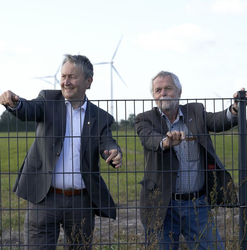 "Når man ved, hvor svært det er at nedbryde de mentale grænser, så gør det ondt at se, at der igen bliver bygget en ny fysisk og synlig barriere"; siger Flemming Meyer (SSW), som magasinet Grænsen mødte ved vildsvinehegnet ved Sofiedal sammen med Heuke Göttsch (CDU) (tv).