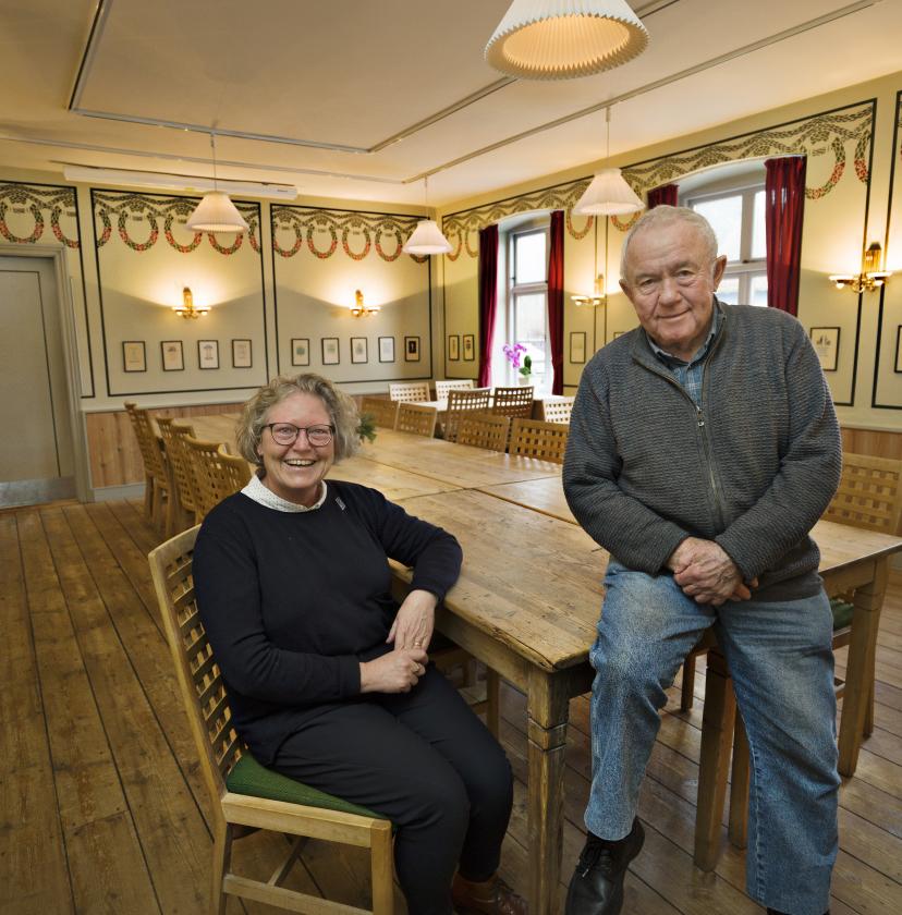Inger Nielsen Rosendahl og Peter Popp Andersen hører til blandt de sønderjyder, der holder fast i mindedage og fester i forbindelse med Genforeningen. Her fotograferet i mødelokalet på Hoptrup Efterskole, hvor der var afstemning den 10. februar 1920 forud for Genforeningen
