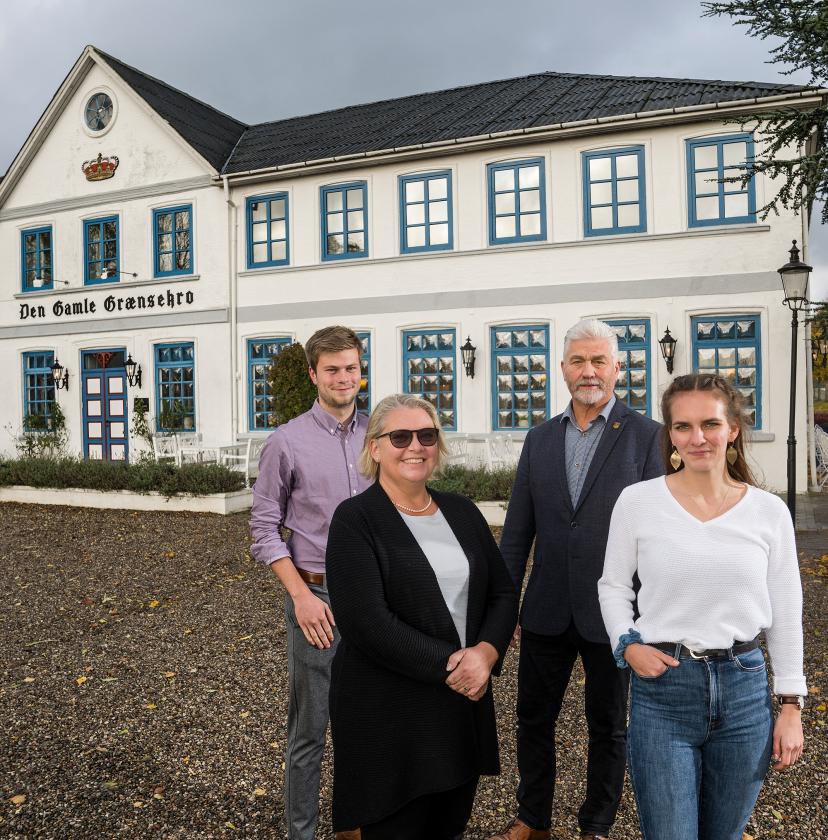 Maylis Rossberg, Tobias Klindt, Hinrich Jürgensen og Gitte Hougaard-Werner mødtes med magasinet Grænsen på Den Gamle Grænsekro ved Christiansfeld. Her gik den gamle grænse fra 1864 til 1920.