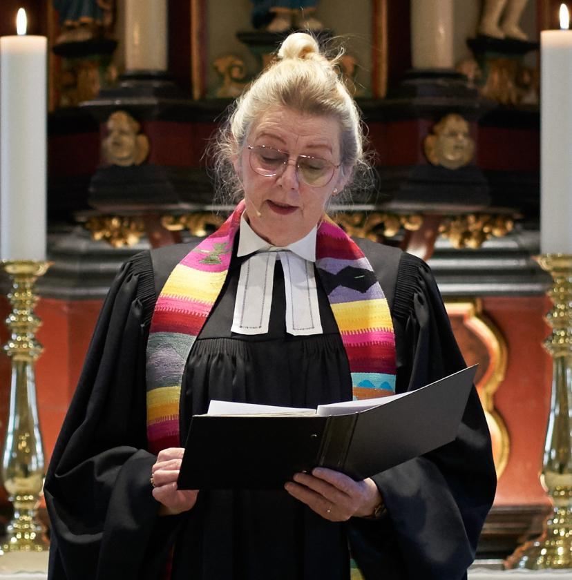 Christa Hansen er opvokset i det tyske mindretal på Skærbæk-egnen. I familien blev der talt både plattysk, sønderjysk, rigsdansk og tysk. Af og til holder hun også gudstjeneste på sønderjysk.