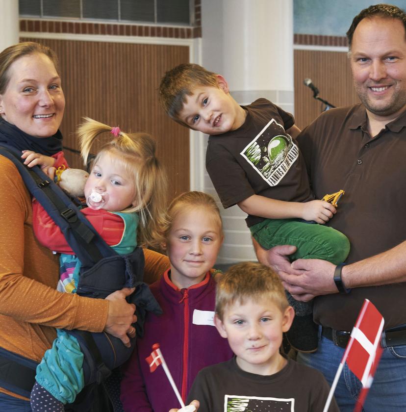 “Vi er ret eventyrlystne, og vi glæder os til vores nye liv i Danmark”, siger Lisa og Benjamin Heinsen fra Eutin mellem Kiel og Lübeck. De har købt hus i Varnæs mellem Sønderborg og Aabenraa, som de flytter ind i til sommer sammen med deres fire børn, Lotta, Bosse, Lasse og Line på henholdsvis syv, fem, tre og et år.