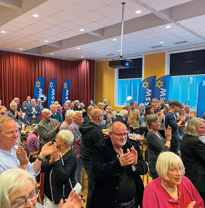 “SSW har igennem 75 år vist, at det er relevant og i praksis uundværligt som mindretallets politiske repræsentant. Selv om danske sydslesvigere også er engageret i andre politiske partier og til dels varetager politiske hverv i parlamenter fra lokalt plan til Europa-Parlamentet, hvor de støtter og taler mindretalspolitiske interesser op, er SSW fortsat mindretallets uanfægtede politiske stemme. Der findes intet alternativ, selv om CDU, De Grønne og SPD har defineret meget mindretalsvenlige politikker”, skri