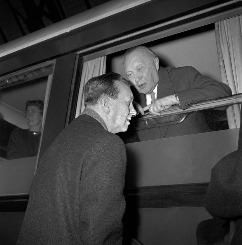 Statsminister H.C. Hansen (tv) får en snak med Vesttysklands forbundskansler Konrad Adenauer på Københavns Hovedbanegård i 1957, altså to år efter at de to regeringschefer underskrev København-Bonn Erklæringerne. Forbundskansleren er på vej til sin søns bryllup i Kalmar i Sverige og gør et kort ophold, hvor han når at veksle et par ord med den danske statsminister – ud af vinduet på sin private salonvogn.