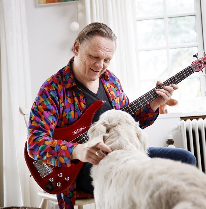 Sigurd Barrett bor i Valby med sin kæreste Heidrun Petersen, børn fra et tidligere ægteskab, og hunden Leika. Det er her, han komponerer sin musik og skriver sine sange. Lige nu er han i gang med at skrive tekster til “Sigurd fortæller om Genforeningen”, der vil resultere i 100 koncerter i hele Danmark i foråret 2020 i et samarbejde med Grænseforeningen samt en bog, der udkommer på Politikens Forlag til efteråret. 