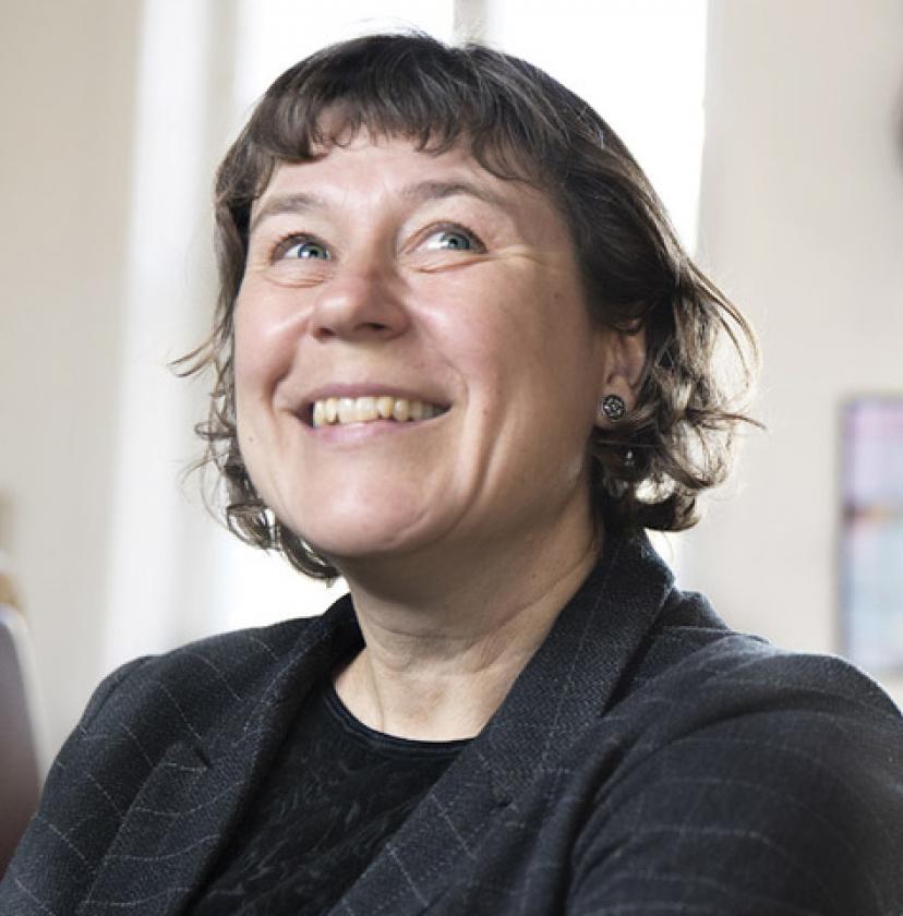 ”Reformationen har præget os meget – på godt og ondt”, siger Marianne Christiansen, der bærer et par øreringe med Luther-rosen, der var Martin Luthers personlige segl med et hjerte i midten, hvorpå der er printet et kors. Det er en lokal guldsmed i Haderslev, der har sat smykket i produktion på Marianne Christiansens initiativ. 