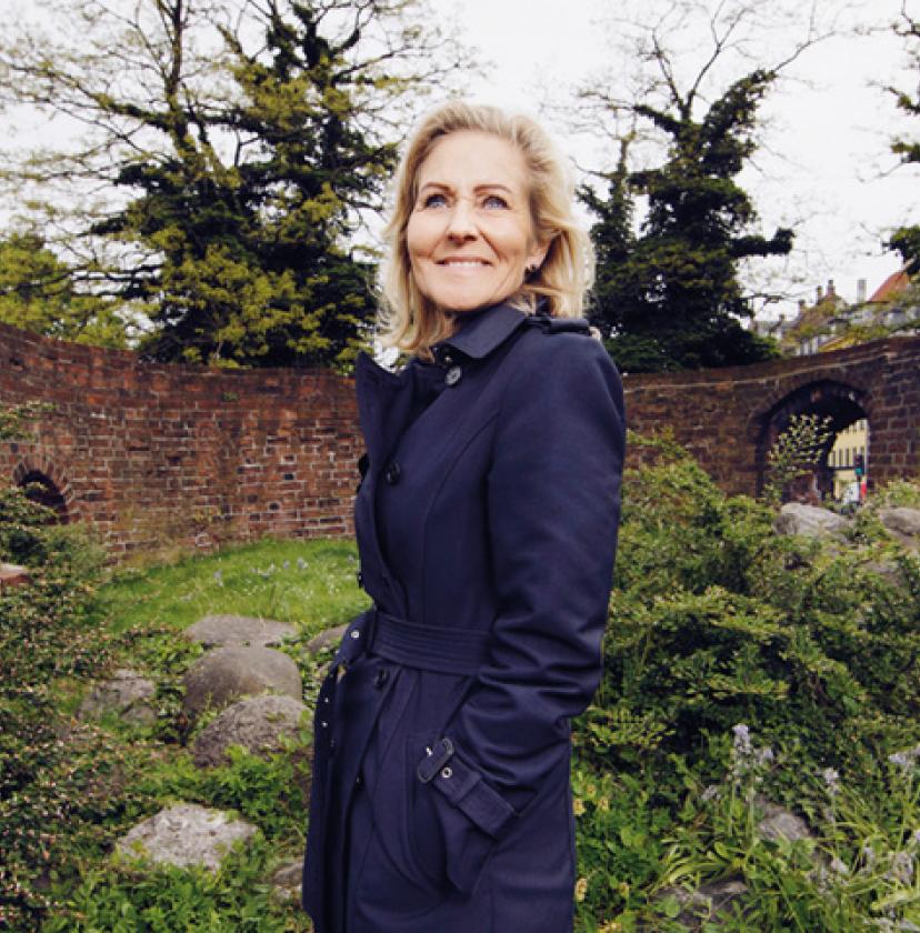 "Jeg er ikke halalhippie. Jeg er udmærket klar over, at der kan være en fare forbundet med åbne grænser", siger Marlene Wind, der er fotograferet ved ruinerne af det gamle fæstningstårn Jarmers Tårn i nærheden af Rådhuspladsen i København. Tårnet, der er den eneste tilbageværende rest af den gamle voldmur, har navn efter den vendiske fyrst Jaromar, der i 1259 brød gennem palisaderne og brændte og hærgede byen.